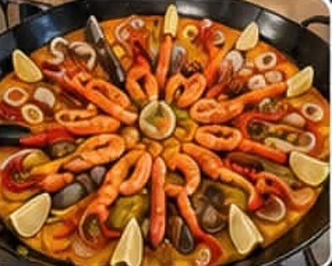 Paella de mariscos terminada, con camarones y limones montados en círculo